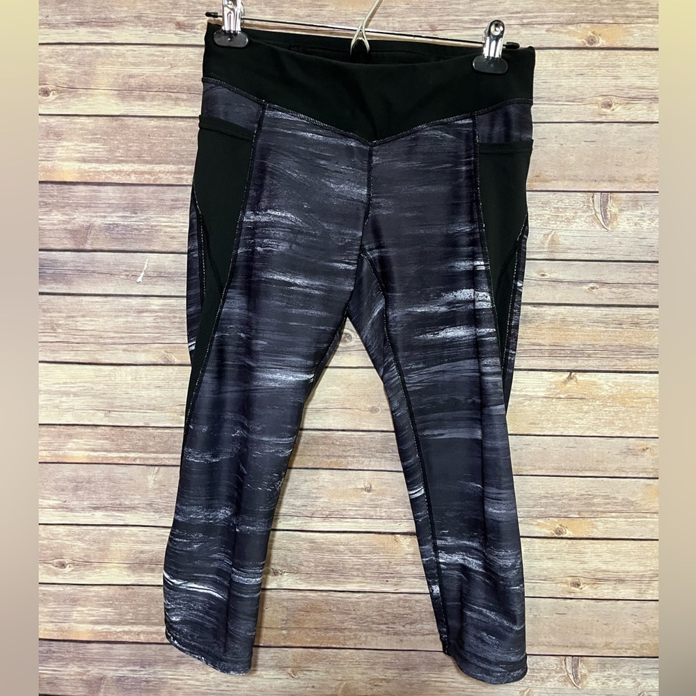 ⭐️ Lucy Tech Cropped Leggings Size Small black gray A2
